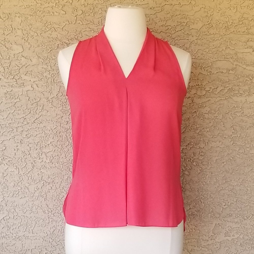 VINCE CAMUTO Sleeveless V-neck top with inverted pleat, hi-low tulip hem SIZE M